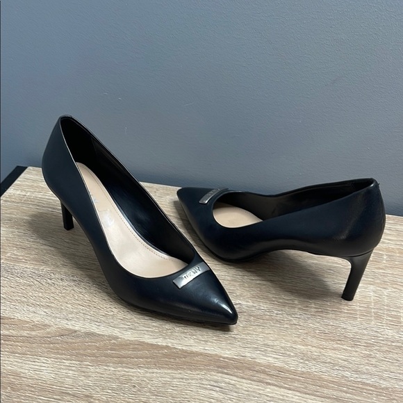 DKNY Pointed Toe Smooth Genuine Leather Heels Pumps Silver Logo Size 8.5 - Picture 13 of 13